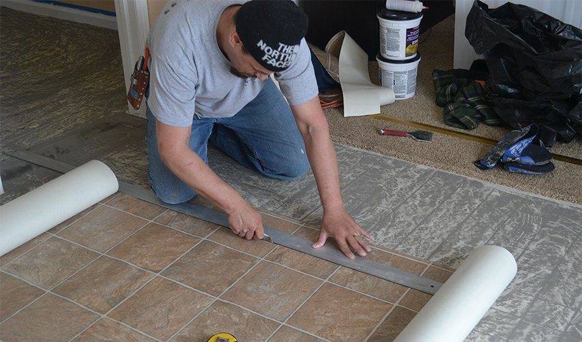 Как правильно постелить линолеум на бетонный пол: выкладываем по полочкам