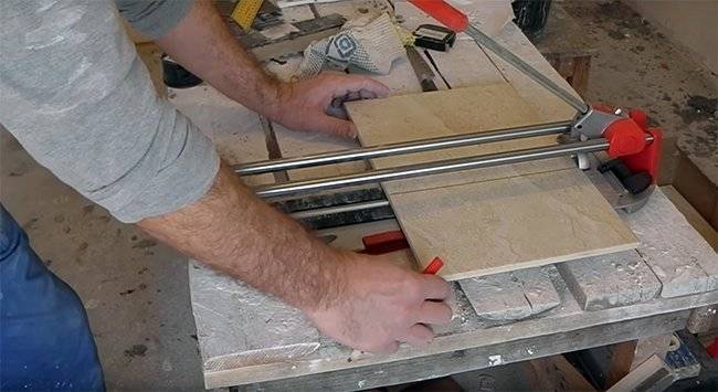 Как пользоваться ручным плиткорезом? знакомство с инструментом. как правильно резать плитку различными плиткорезами? - все о строительстве