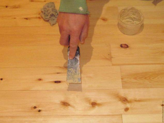 Чем и как заделать щели в полу между досками: опилки, клей, цемент, клин, герметик, пена, шпатлёвка