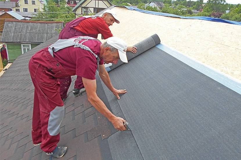 Как спасти крышу дома от протекания: гидроизоляция своими руками