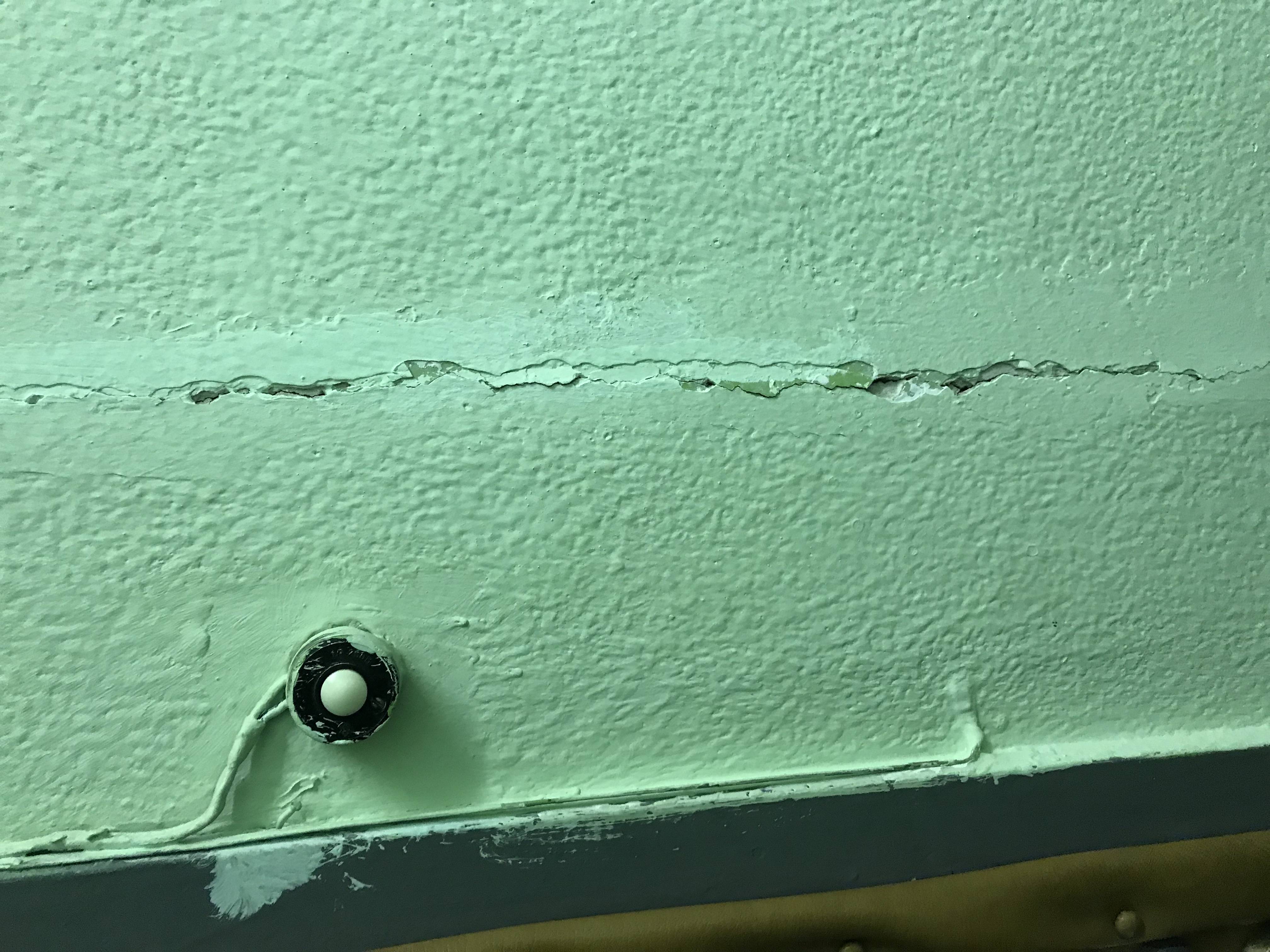 Трещины в доме - что делать? как заделать трещины кирпичной в стене?