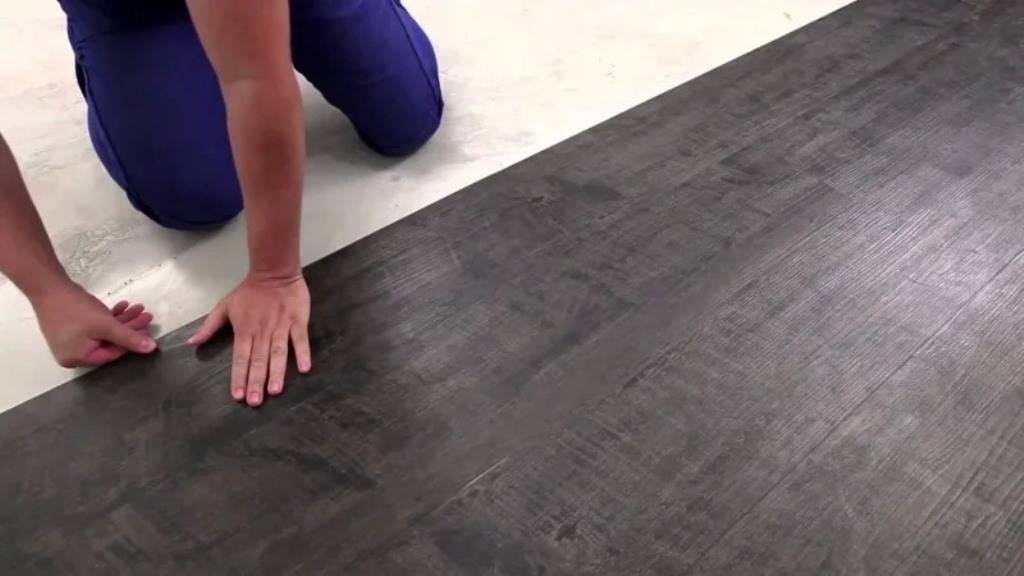 Укладка пвх плитки на пол: как клеить материал на поверхность