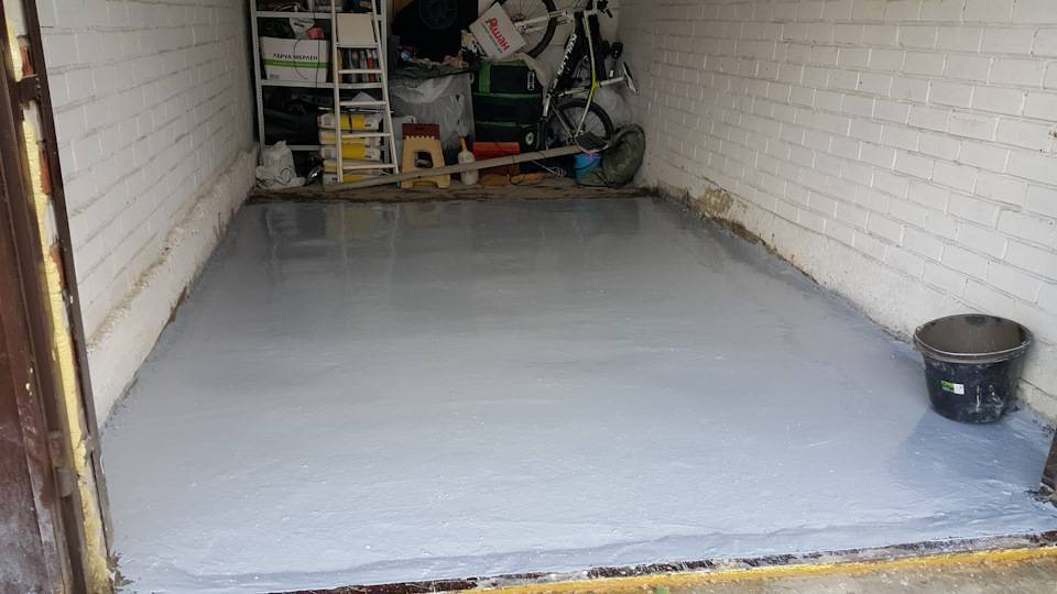 Чем покрывают бетонные полы в гараже, чтобы они не пылили при эксплуатации