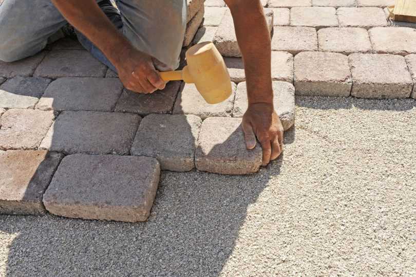 Укладка тротуарной плитки своими руками: пошаговая инструкция