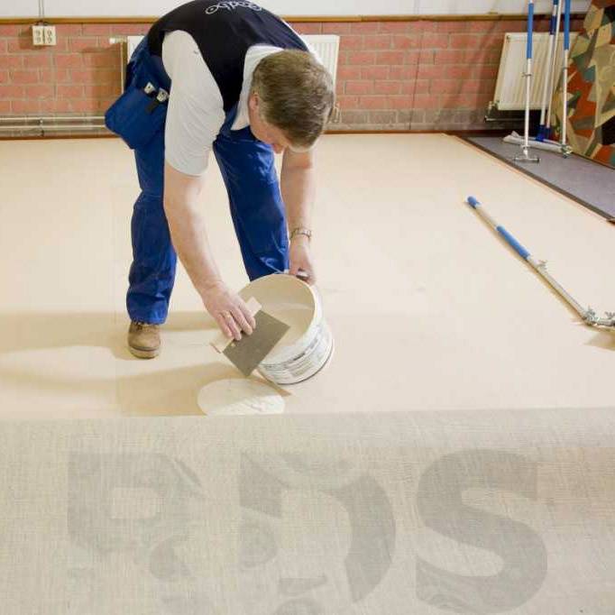Какой клей для линолеума на бетонный пол лучше использовать и как именно