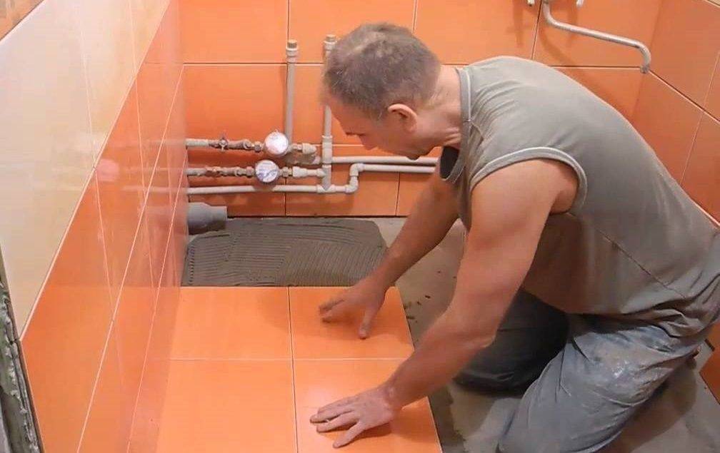 Укладка керамической плитки в ванной на пол: материалы и технология
