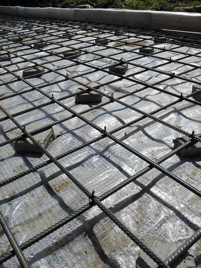 Как правильно уложить арматурную сетку для бетонного пола? монтаж своими и советы по выбору +видео