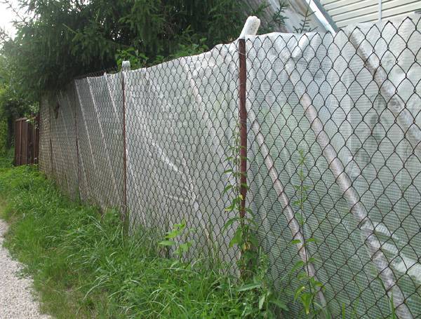 Забор из сетки рабицы чем закрыть. как сделать забор из сетки непросматриваемым и не поссориться с соседями по даче: самые простые и бюджетные варианты | всё об интерьере для дома и квартиры