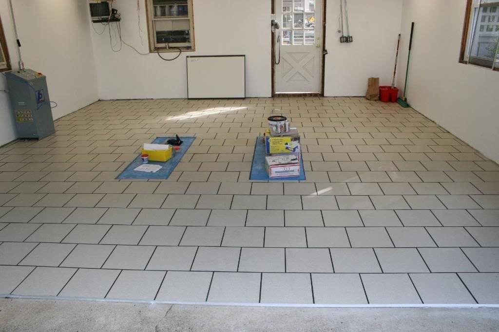 Чем покрыть бетонный пол в гараже: требования к материалу