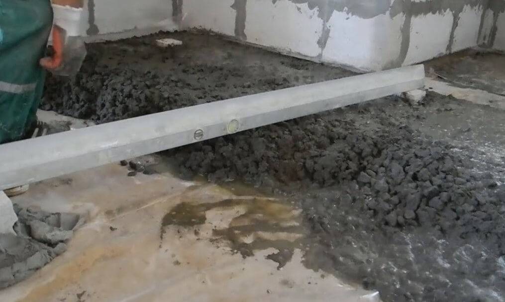Как залить бетонный пол в частном доме на грунт