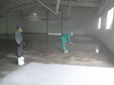 Как избавиться от пыли в гараже с цементным полом