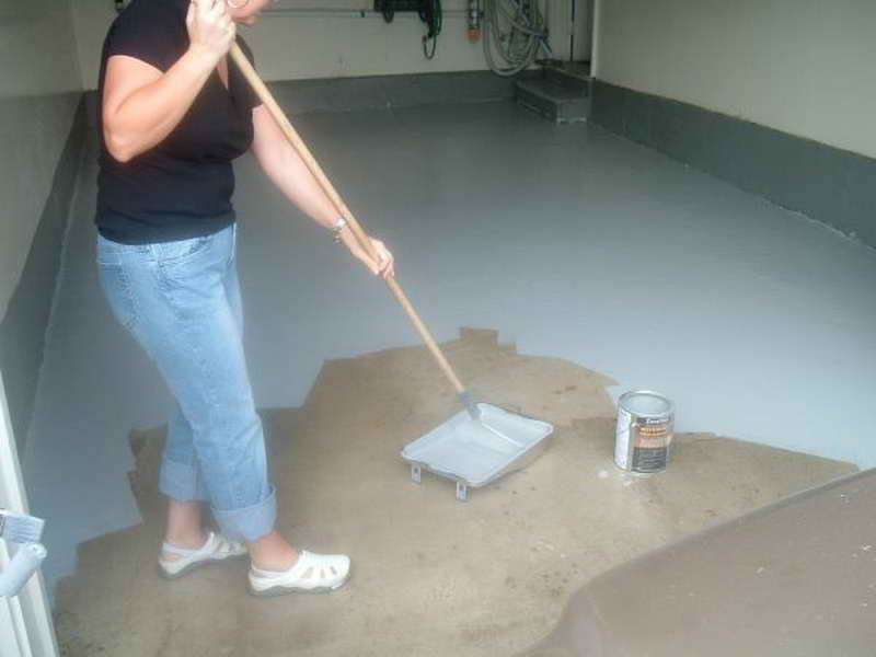 Чем покрасить бетонный пол в гараже чтобы не пылил