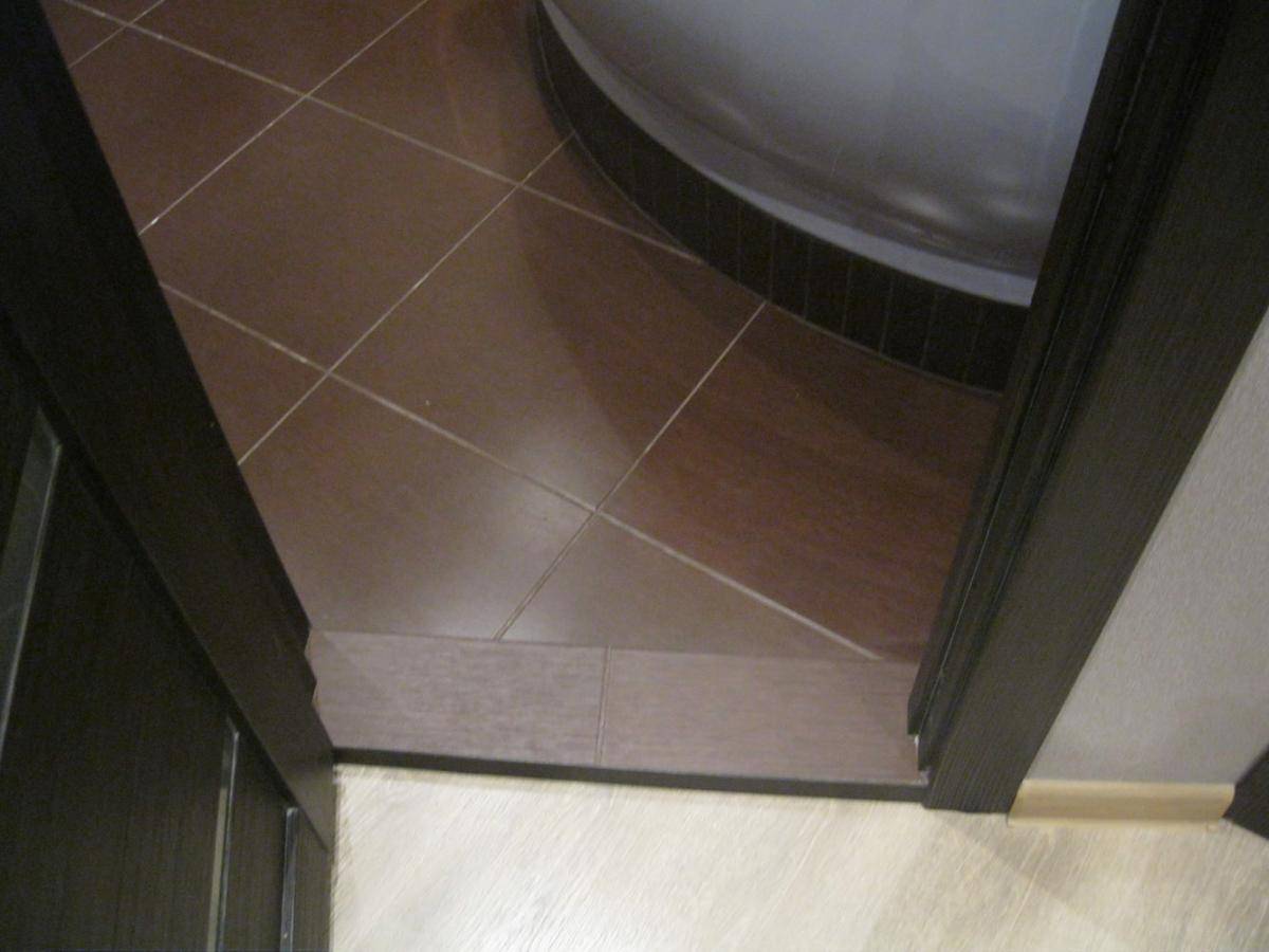 Как установить порог в ванной комнате из древесины и бетона