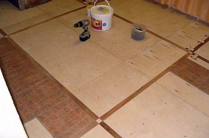 Укладка плитки на деревянный пол в ванной / zonavannoi.ru