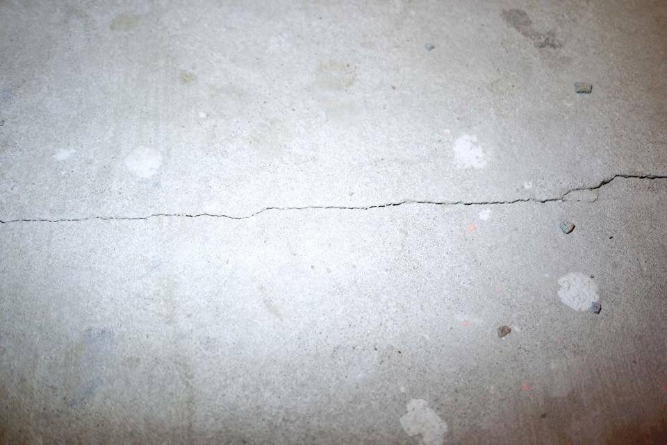 Может ли трещина. Усадочные трещины в бетоне. Усадочные трещины на стяжке. Усадочные швы в стяжке. Усадочные трещины в плите перекрытия.