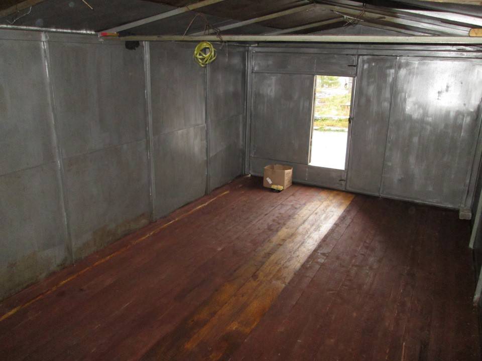 Деревянный пол в гараже