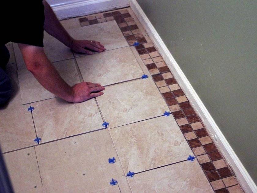 Как положить плитку на пол в туалете правильно своими руками