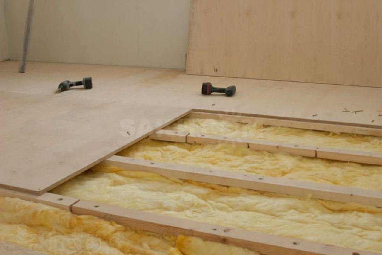 Как выровнять пол под ламинат: выравнивание деревянного и бетонного основания своими руками под подложку, а также нужно ли делать новую стяжку и чем можно?