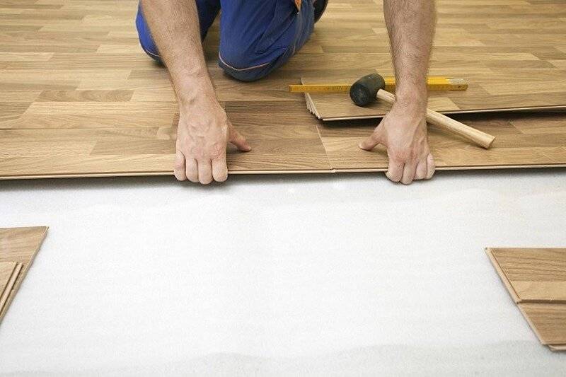 Укладка ламината на деревянный пол: пошаговая инструкция для новичков