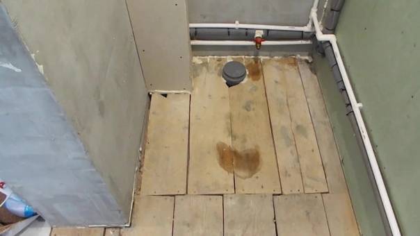 Как на деревянный пол положить плитку в ванной