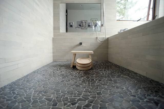 Идея дизайна: пол из гальки в ванной комнате