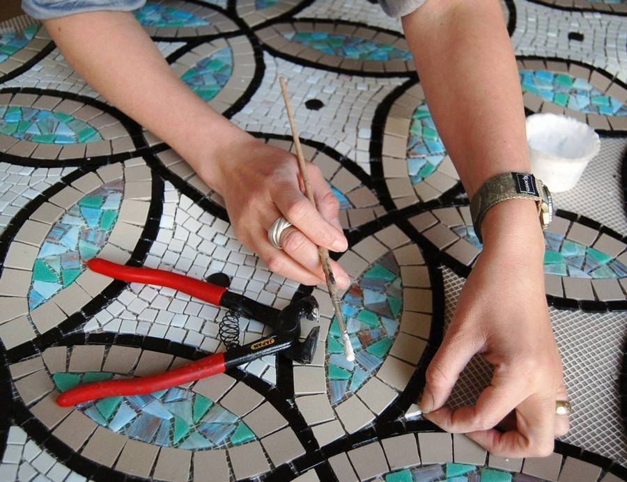 Как правильно клеить мозаичную плитку, выбор способа и лучшие составы