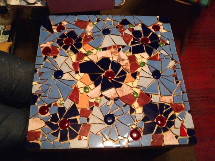 Оригинальный элемент декора: мозаика из битой плитки своими руками