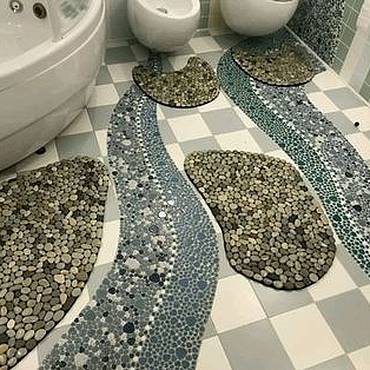 Идея дизайна: пол из гальки в ванной комнате