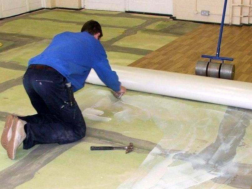 Чем приклеить линолеум к бетонному полу, и нужно ли это делать?