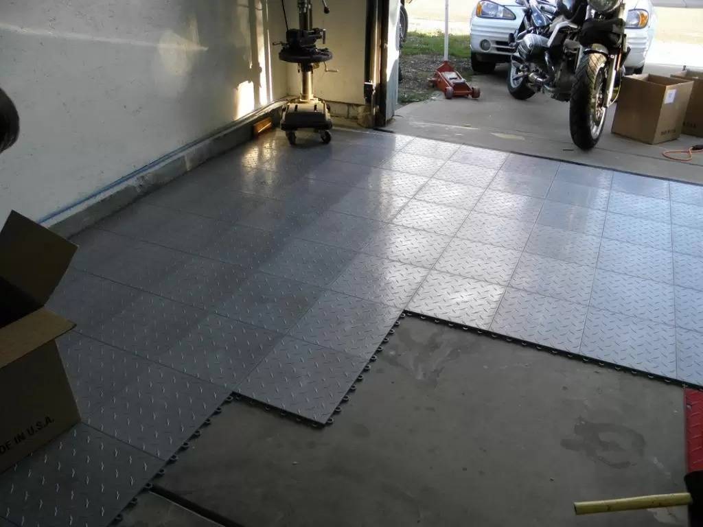 Виды напольного покрытия для гаража