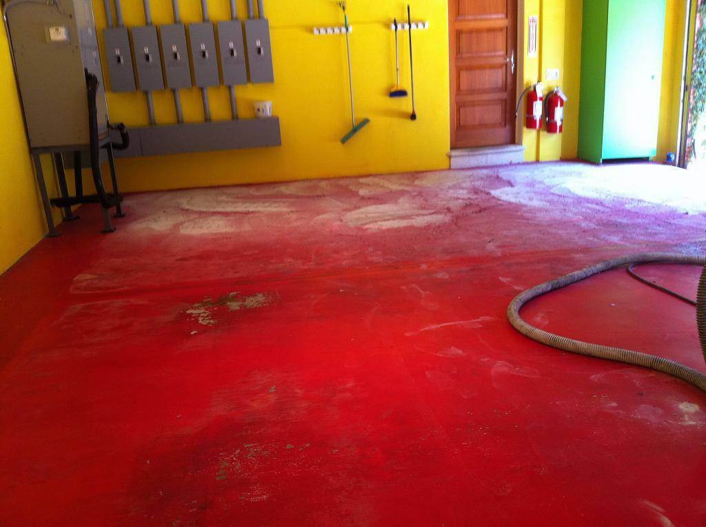 Чем покрасить бетонный пол: виды красящих составов и технология нанесения