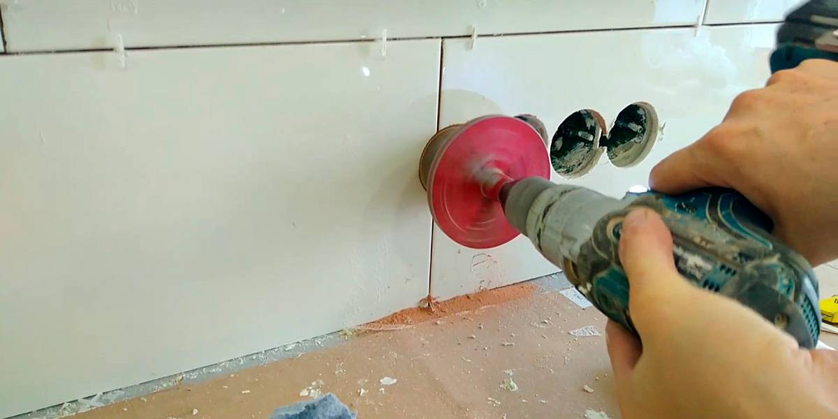 Методы сверления кафельной плитки на стене или в полу так, чтобы она не треснула и не деформировалась