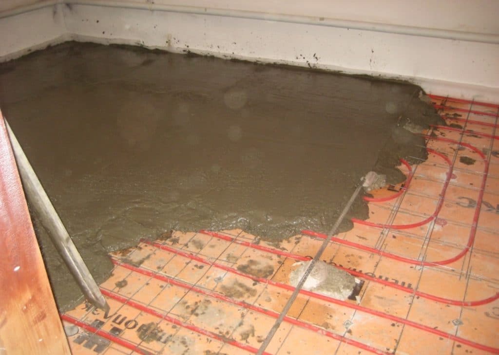 Стяжка под теплый пол: толщина, над водяном, утепленная, своими руками видео