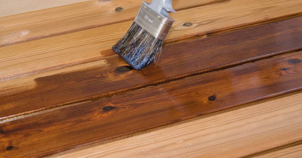 Какое лаковое покрытие лучше использовать для деревянной лестницы?