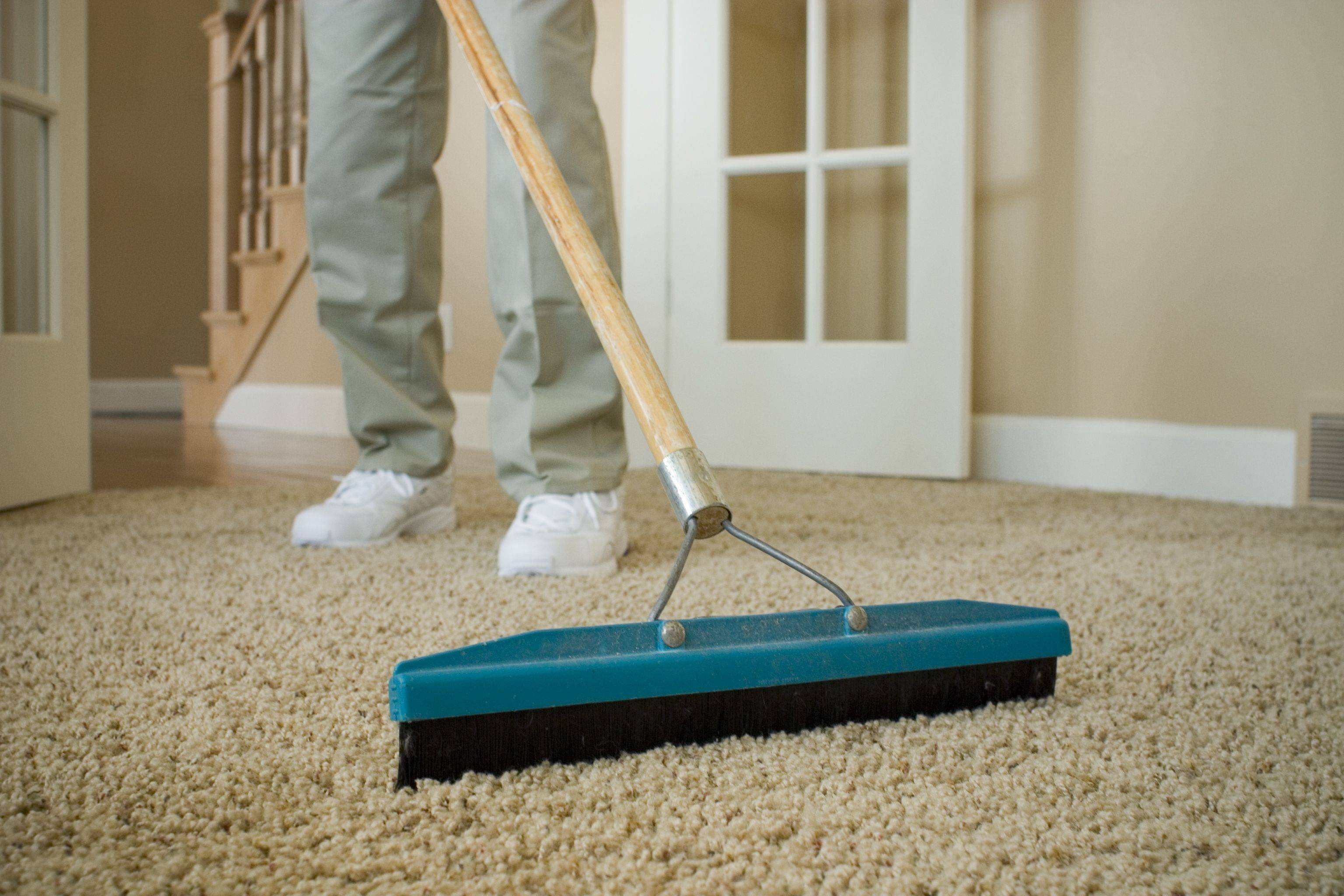 Чем и как почистить ковролин в домашних условиях быстро и эффективно от грязи: правила, советы, рекомендации и лайфхаки