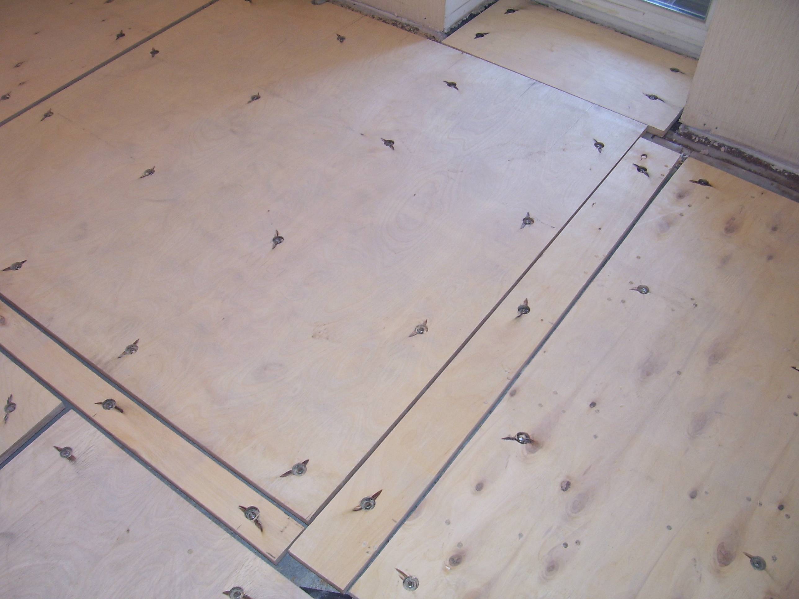 Как правильно провести укладку фанеры на бетонный пол
