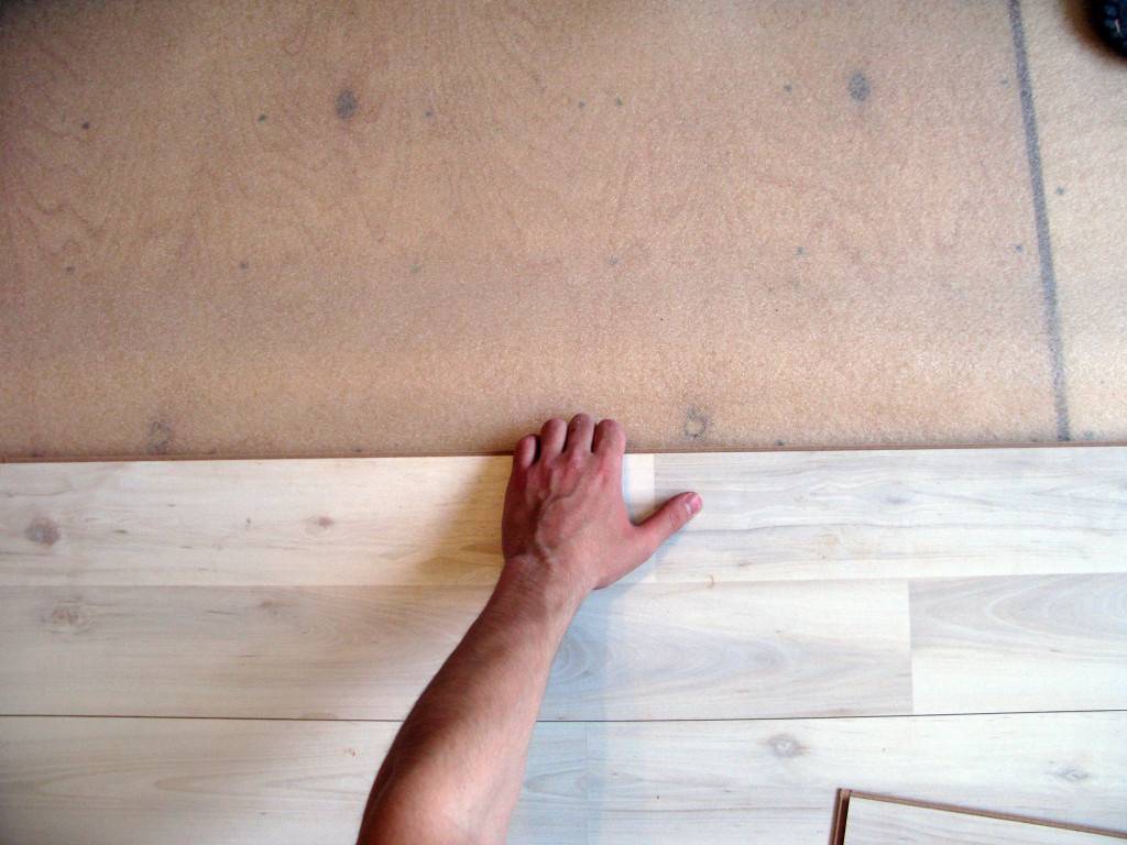 Укладка ламината на деревянный пол: укладываем своими руками????