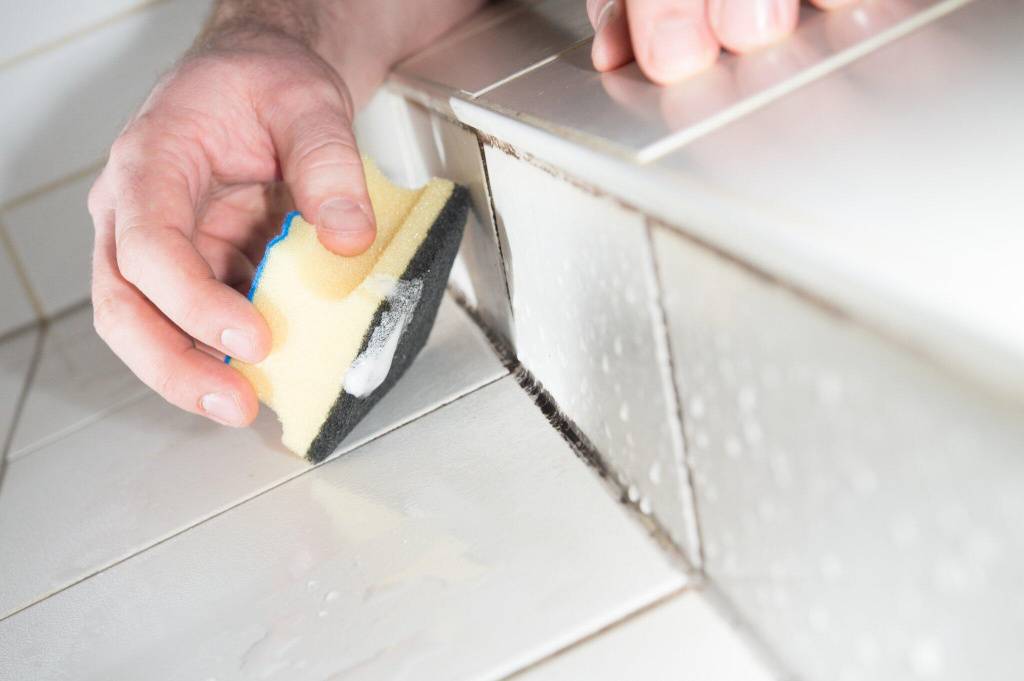 Как удалить старую затирку из швов плитки в домашних условиях: способы удаления старого шва