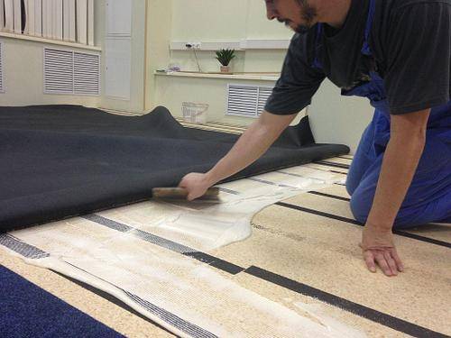 Как стелить ковролин на деревянный пол: основные способы и технология их применения