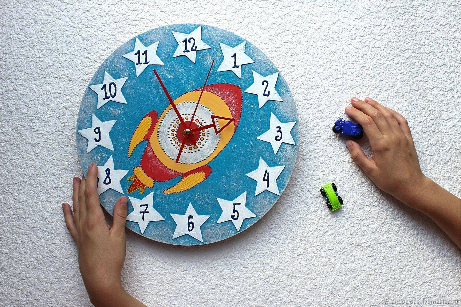 Креативные часы на стену своими руками из подручных материалов