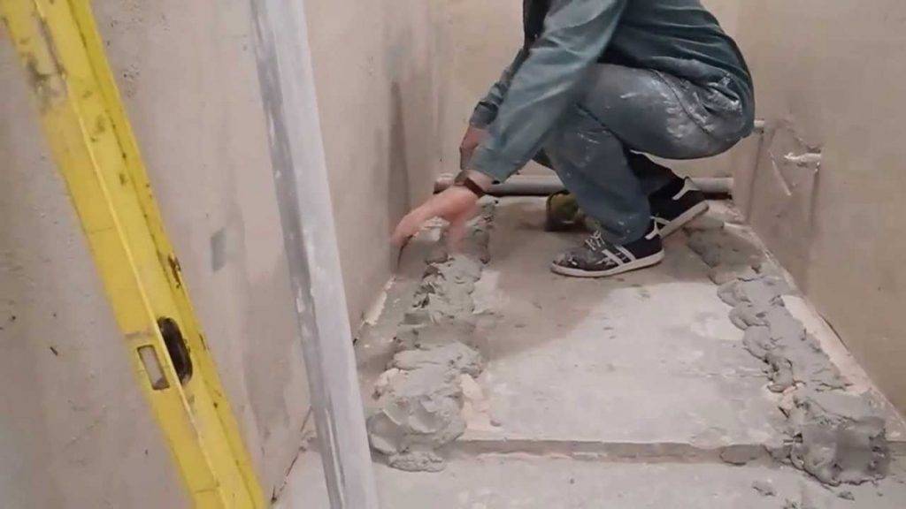 Как выровнять бетонный пол в ванной цементной стяжкой