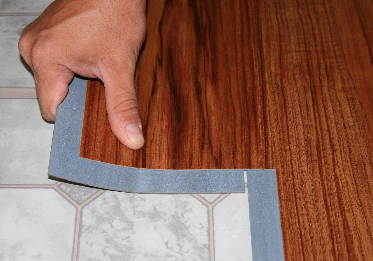 Можно ли положить линолеум на плитку — материалы, монтаж