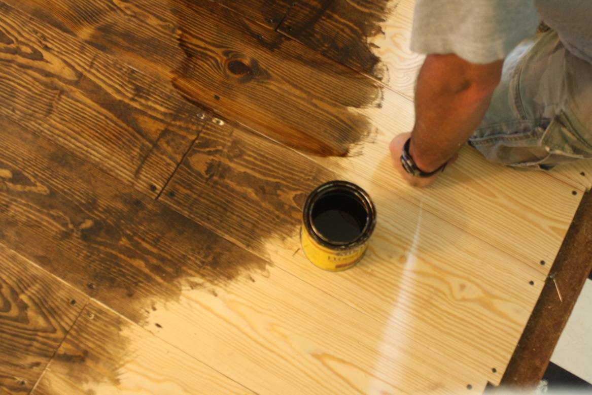 Лак для деревянных полов. как покрасить деревянный пол лаком | дома на века