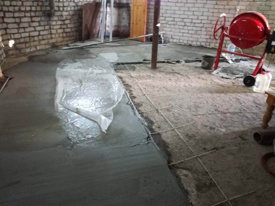 Чем покрыть бетонный пол в гараже, чтобы не пылил: какие материалы лучше и дешевле
