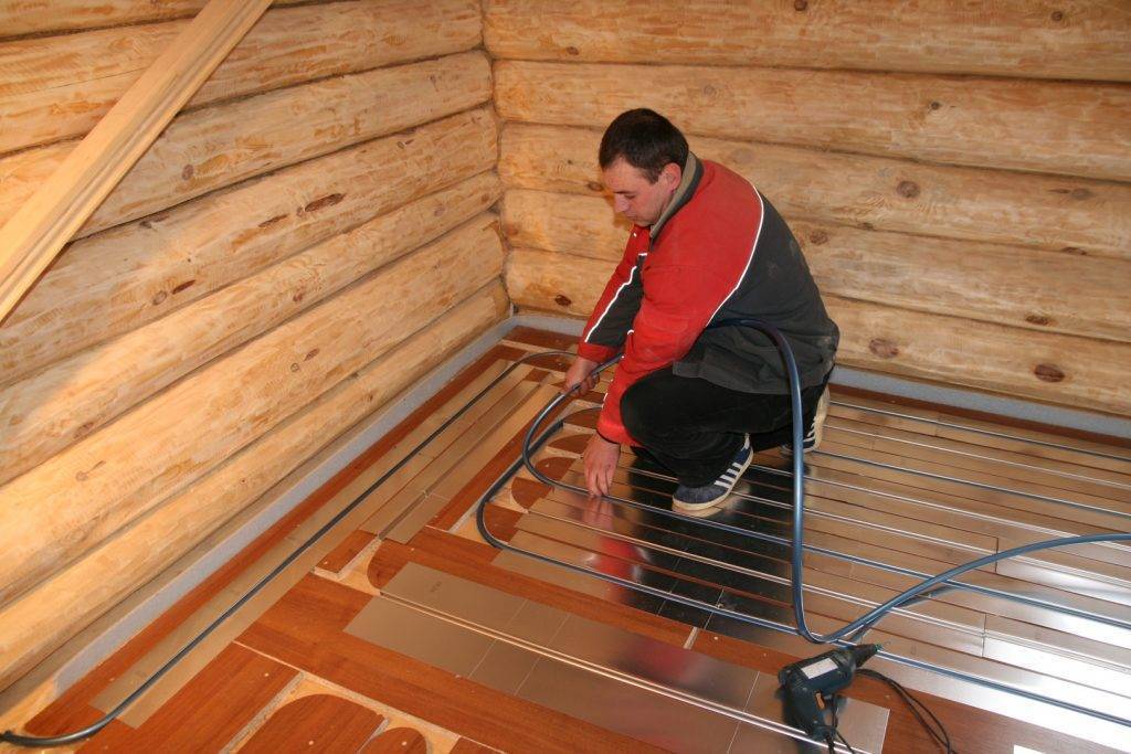 Теплый пол под плитку на деревянный пол — выбор системы, плюсы, монтаж