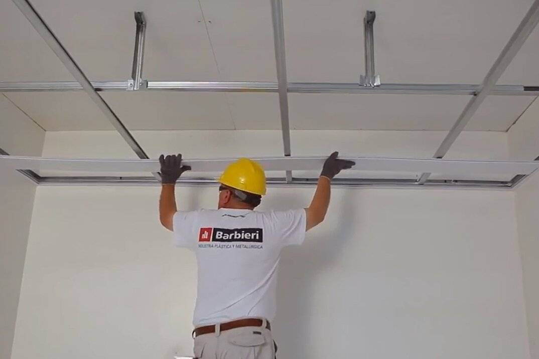 Как приклеить панели пвх на потолок и видео крепления