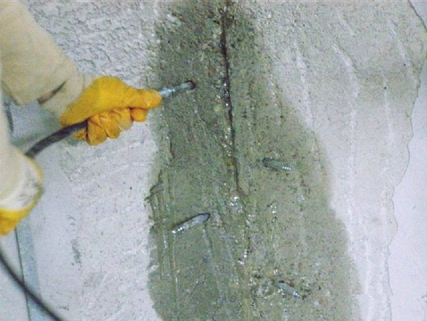 Чем заделать трещины в бетоне