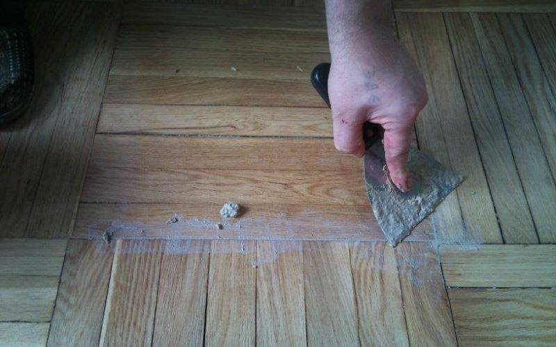 10 вариантов, чем заделать щели в деревянном полу под покраску