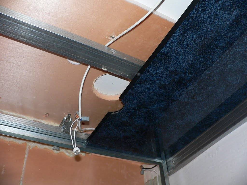 Преимущества, недостатки и порядок монтажа потолка из пластиковых панелей в ванной комнате
