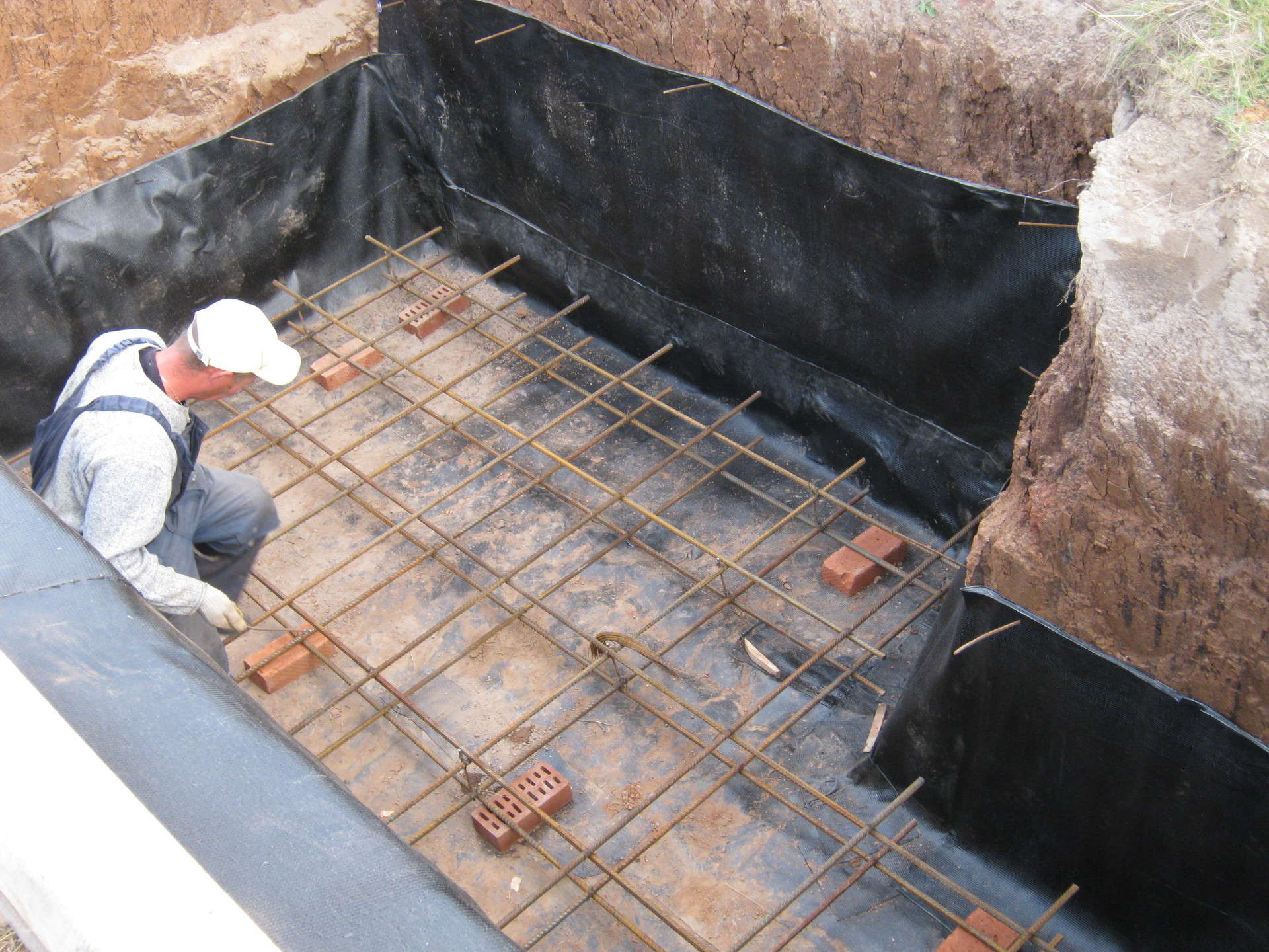 Как залить пол и стены бетоном в подвале: технология и материалы